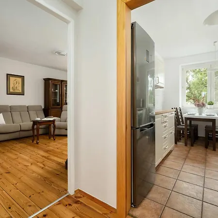 Family With Balcony In By Renters 아파트