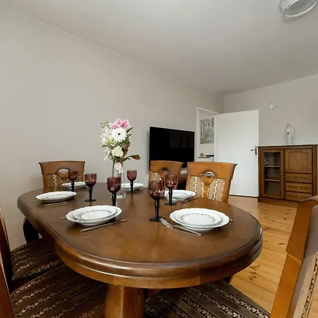Family With Balcony In By Renters 아파트 *